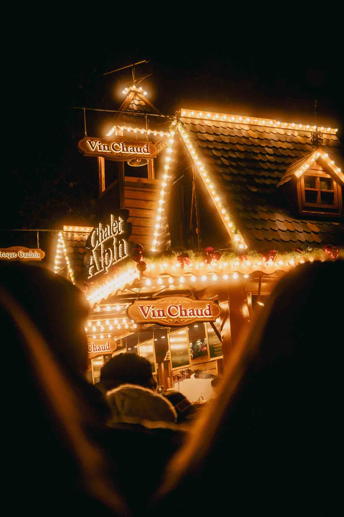 Chalet de vin chaud illuminé au Village de Noël de Lille