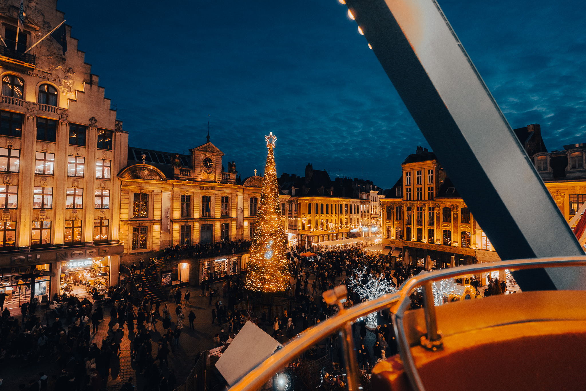Grand-Place de Lille illuminée pour Noël, vue depuis la Grande Roue