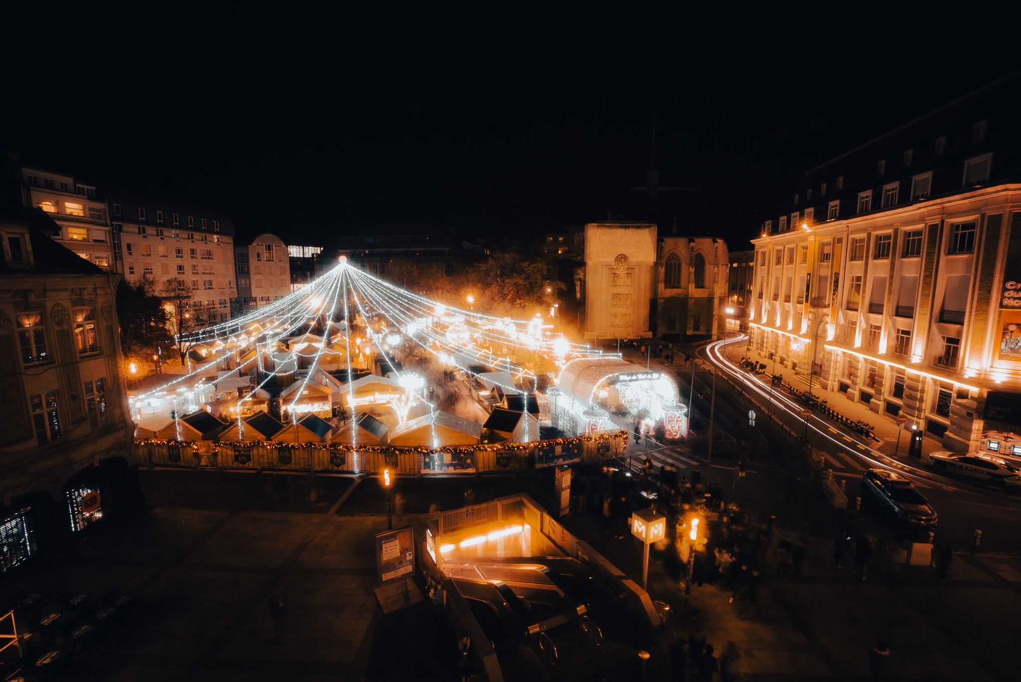 Vue nocturne des chalets illuminés du Village de Noël de Lille place Rihour