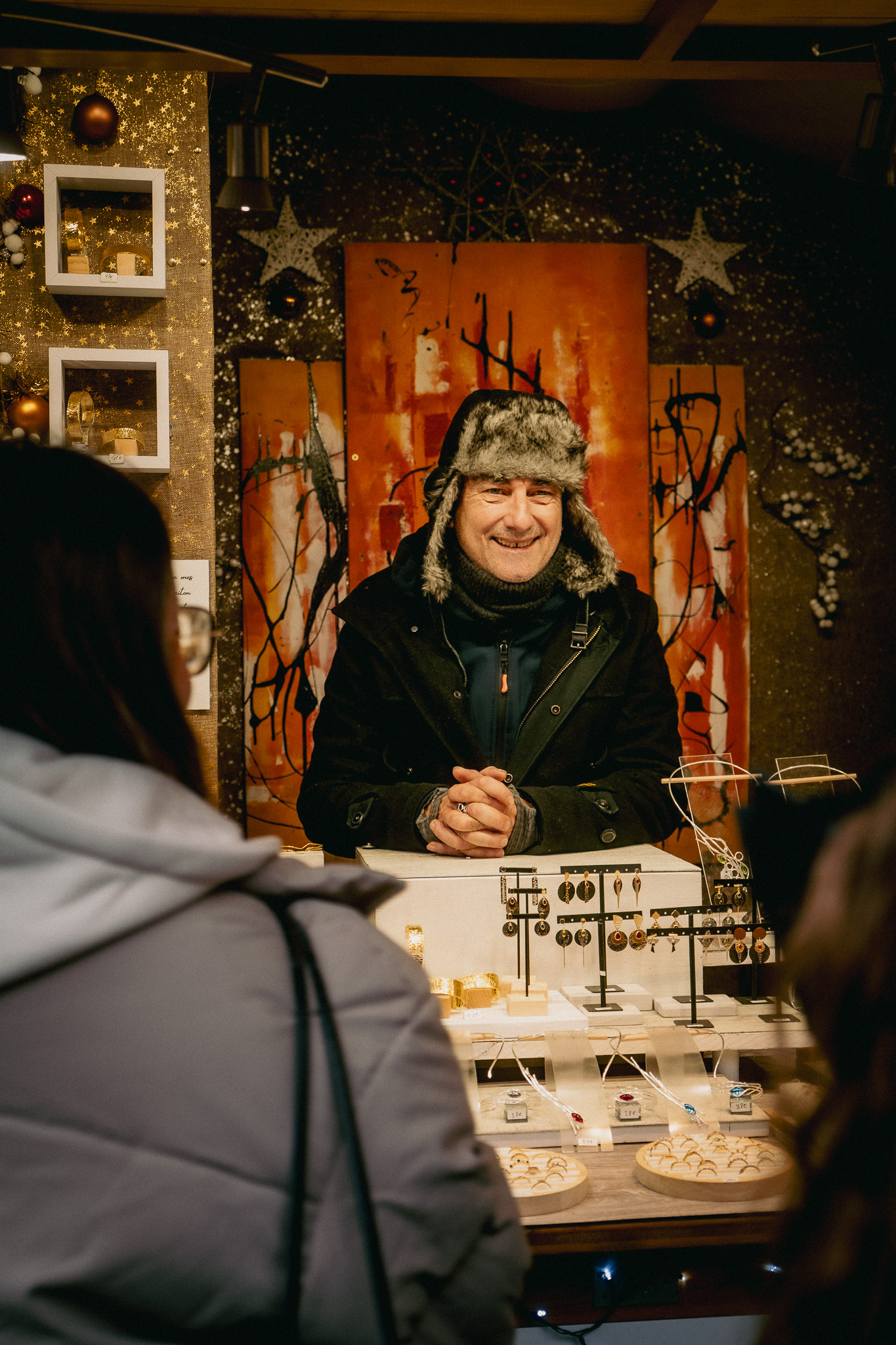 Créateur présentant des bijoux dans un chalet du Village de Noël de Lille